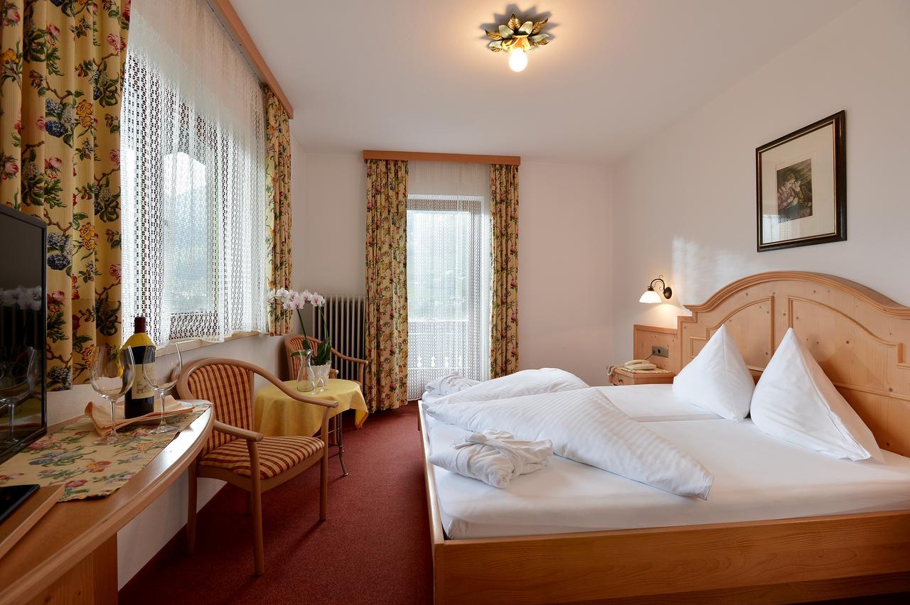 היפאך Hotel Schwarzer Adler מראה חיצוני תמונה